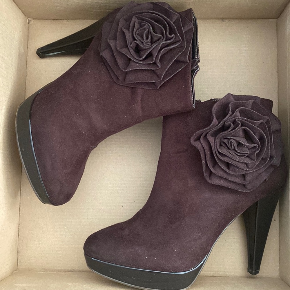 Cute brown rose booties